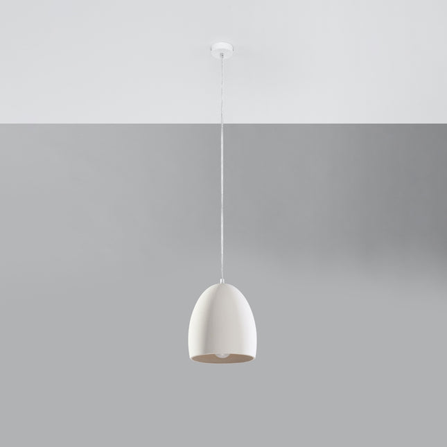 Suspension Flawius en céramique blanche suspendue à un câble transparent sur fond gris