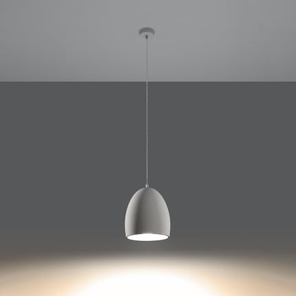 Suspension Flawius en céramique blanche allumée diffusant une lumière chaude vers le bas
