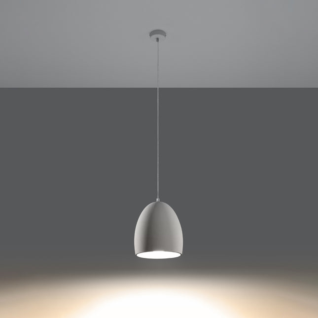 Suspension Flawius en céramique blanche allumée diffusant une lumière chaude vers le bas