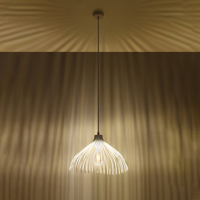 Suspension Fleur blanche allumee diffusant une lumiere chaude ambree sur un mur et un plafond