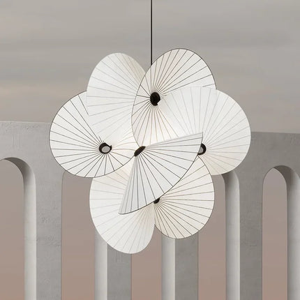 Suspension fleur en tissu plissé blanc aux pétales façon éventail, suspendue sur fond clair