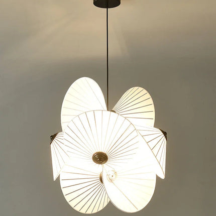 Suspension pétales en tissu plissé blanc avec câble noir et platine de plafond assortie
