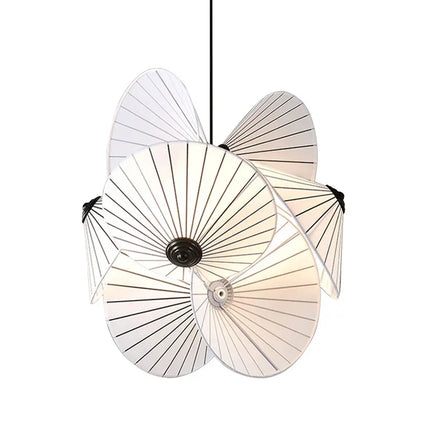 Suspension fleur en tissu blanc vue de trois quarts montrant les plis rayonnants des pétales