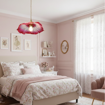 Suspension fleur en verre rosé et laiton doré au-dessus d'un lit dans une chambre vert sauge
