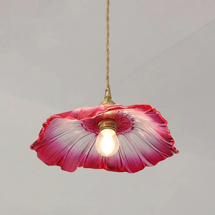Suspension fleur en verre rosé ambré et laiton doré avec ampoule à filament sur fond clair