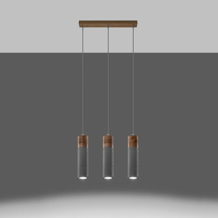 Gros plan sur le béton texturé et le bois clair des trois têtes de la suspension Fusion Minimaliste 3 spots.