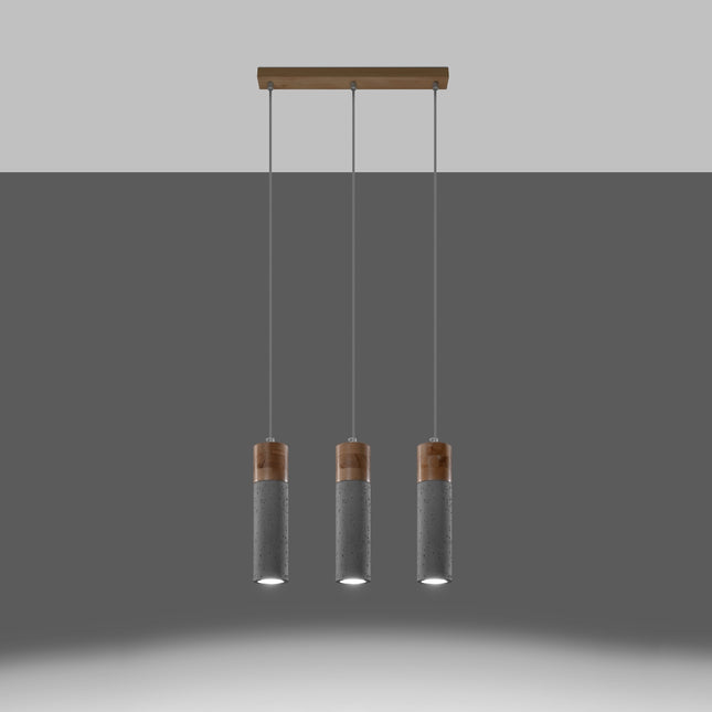 Gros plan sur le béton texturé et le bois clair des trois têtes de la suspension Fusion Minimaliste 3 spots.