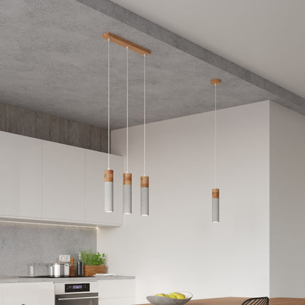 Suspensions Fusion Minimaliste béton et bois sous un plafond incliné en béton, cuisine ouverte lumineuse.