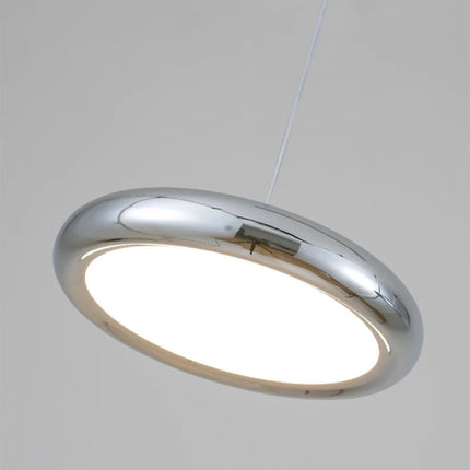 Suspension galet en métal chromé allumée, diffuseur blanc lumineux vu de trois quarts sur fond gris
