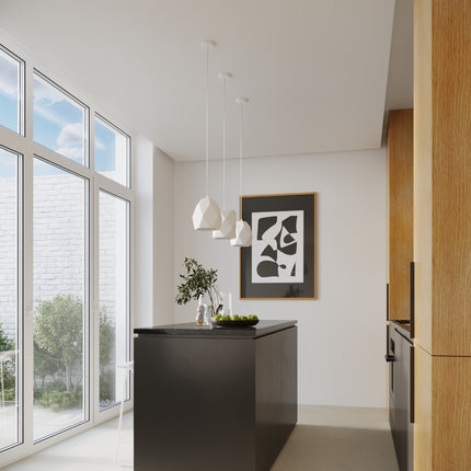 Suspension céramique blanche allumée près d'une fenêtre dans un intérieur lumineux