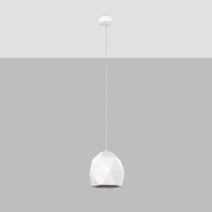 Suspension céramique blanche facettée suspendue à un long câble sur fond gris