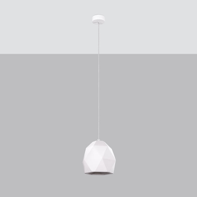 Suspension céramique blanche facettée suspendue à un long câble sur fond gris