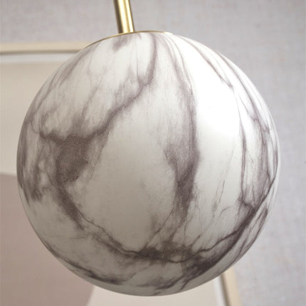 Détail des veinures grises du globe en verre effet marbre de la suspension Carrara