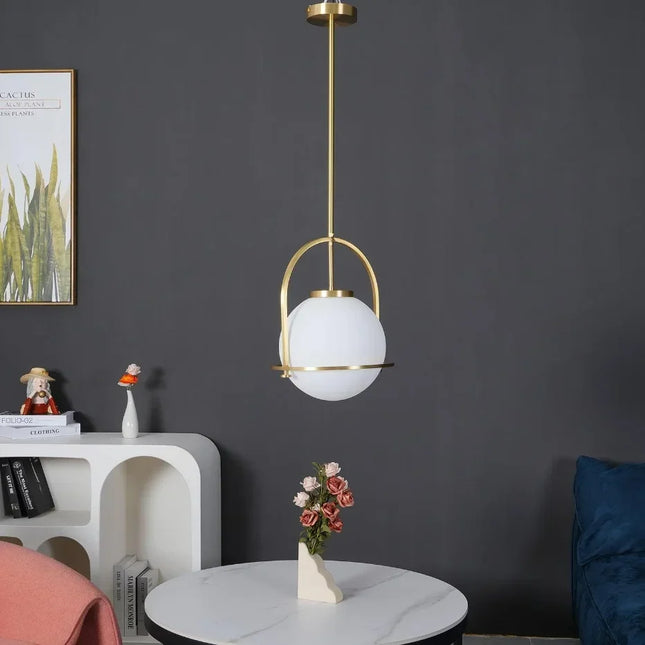 Suspension globe nordique en verre blanc opalin et tige en fer doré