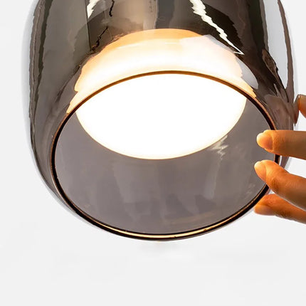 Détail du diffuseur opale sous la suspension globe en verre fumé
