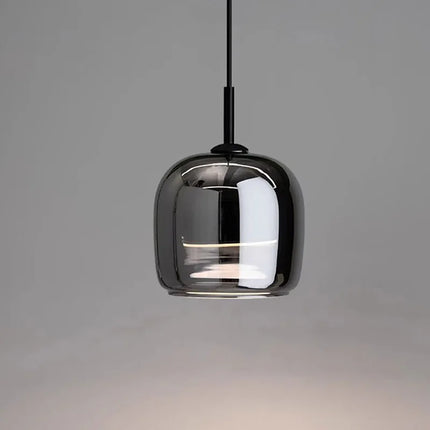 Suspension globe en verre fumé allumée, diffuseur opale intérieur, sur fond gris