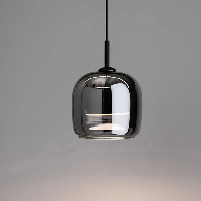 Suspension globe en verre fumé allumée, diffuseur opale intérieur, sur fond gris