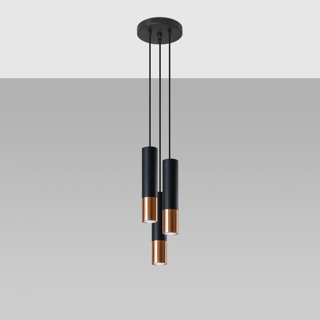 Suspension grappe à trois tubes en acier noir mat et cuivre, éteinte, sur fond gris