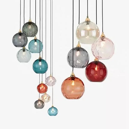 Composition étalée de globes en verre soufflé martelé multicolore aux câbles noirs décalés