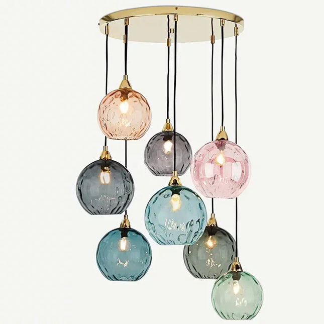 Suspension 8 globes en verre soufflé martelé multicolore sur rosace ronde dorée, fond blanc