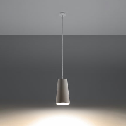 Suspension Gulcan en céramique blanche et sa platine de plafond, câble réglable sur fond neutre