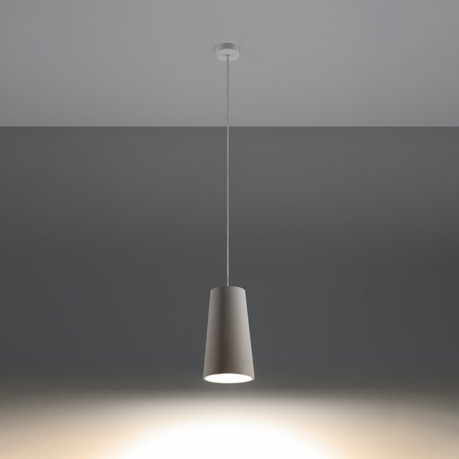 Suspension Gulcan en céramique blanche et sa platine de plafond, câble réglable sur fond neutre