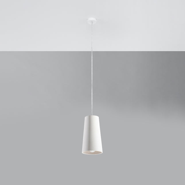 Suspension Gulcan en céramique blanche suspendue à son câble depuis le plafond, silhouette conique