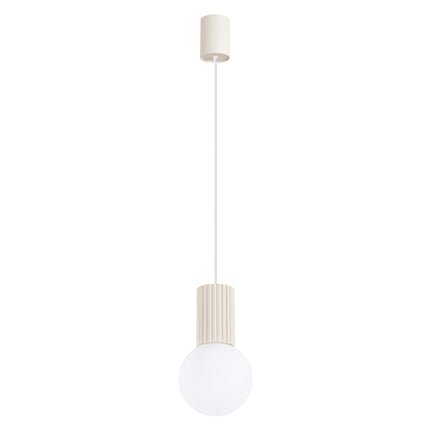 Suspension Halo 1 beige, packshot sur fond neutre, globe en verre opalin et cylindre aluminium nervuré