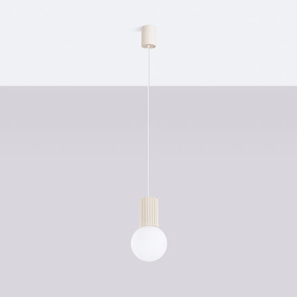 Suspension Halo 1 beige vue de face, globe en verre opalin et cylindre aluminium nervuré