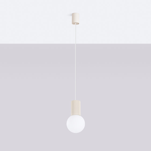 Suspension Halo 1 beige vue de face, globe en verre opalin et cylindre aluminium nervuré