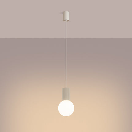 Suspension Halo 1 beige, détail du cylindre nervuré en aluminium et du câble de suspension