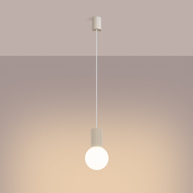 Suspension Halo 1 beige, détail du cylindre nervuré en aluminium et du câble de suspension