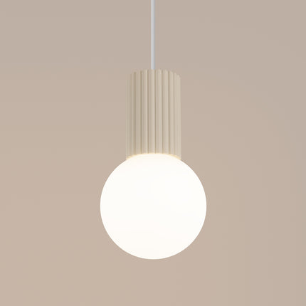 Détail du globe en verre opalin de la suspension Halo 1 beige, diffusion douce de la lumière