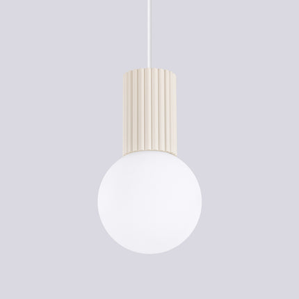 Suspension Halo 1 beige installée au-dessus d'une table à manger, ambiance chaleureuse