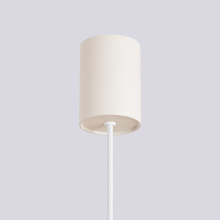 Suspension Halo 1 beige en situation dans un salon contemporain