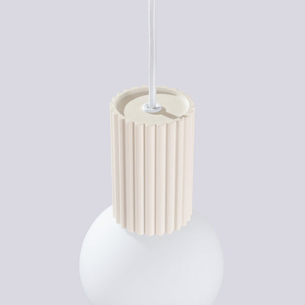 Suspension Halo 1 beige, vue rapprochée de la finition mate aluminium