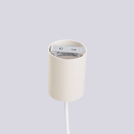 Suspension Halo 1 beige suspendue au-dessus d'un îlot de cuisine