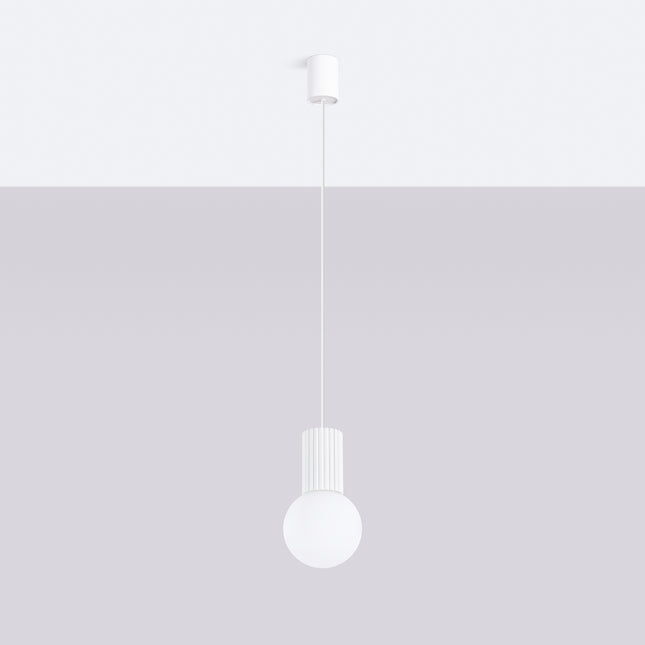 Suspension Halo 1 blanche vue de face, globe en verre opalin et cylindre aluminium nervuré