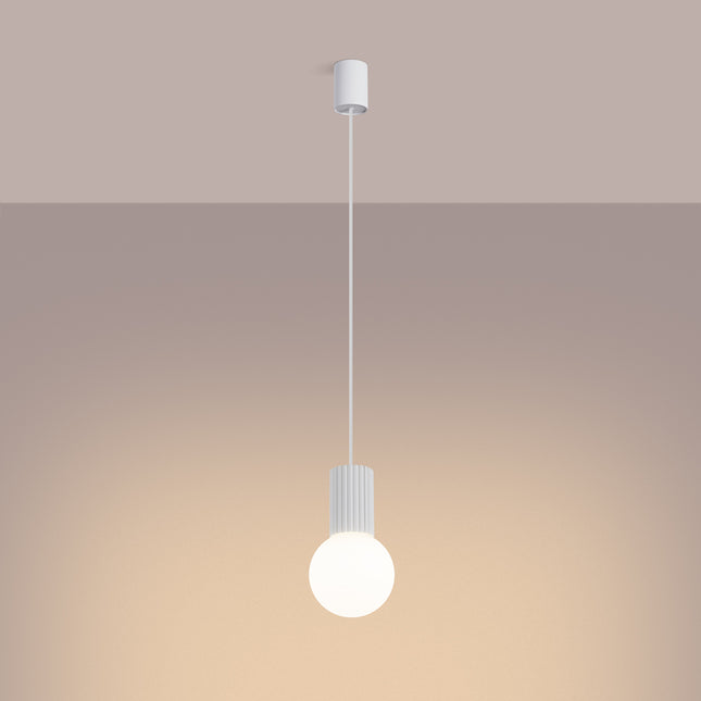 Suspension Halo 1 blanche, détail du cylindre nervuré en aluminium et du câble de suspension