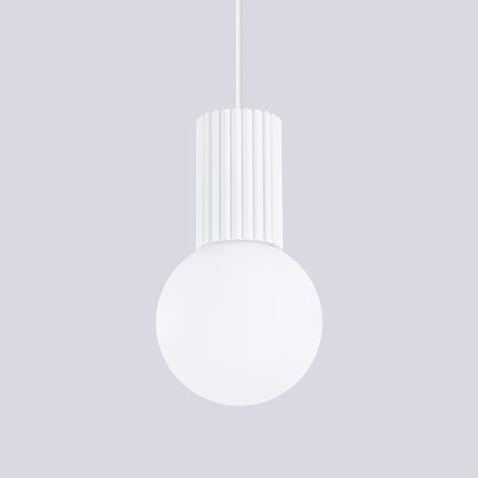 Détail du globe en verre opalin de la suspension Halo 1 blanche, diffusion douce de la lumière