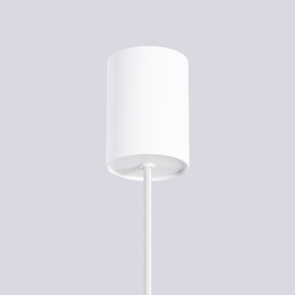Suspension Halo 1 blanche installée au-dessus d'une table à manger, ambiance chaleureuse