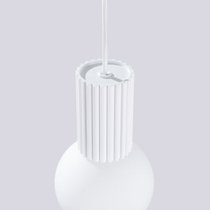 Suspension Halo 1 blanche en situation dans un salon contemporain