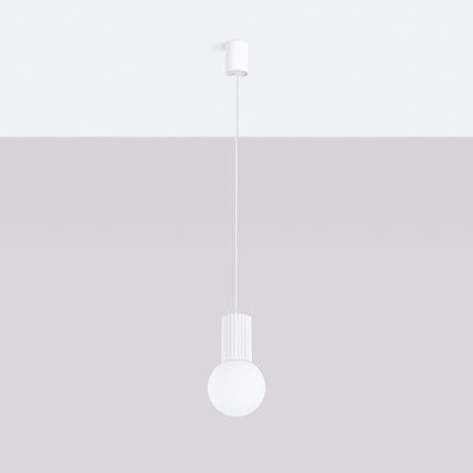 Suspension Halo 1 blanche vue de face, globe en verre opalin sous un culot aluminium blanc