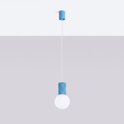 Suspension Halo 1 bleu ciel, vue en situation sur fond clair