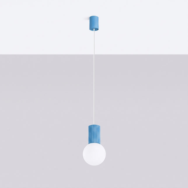 Suspension Halo 1 bleu ciel, vue en situation sur fond clair