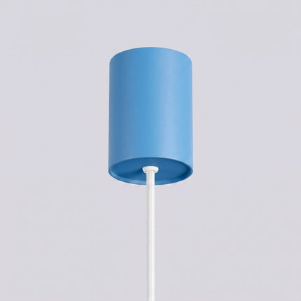 Suspension Halo 1 bleu ciel sur fond coloré, vue de trois quarts