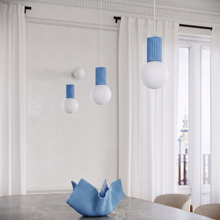 Suspension Halo 1 bleu ciel dans un intérieur contemporain