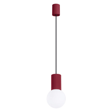 Suspension Halo 1 bordeaux, packshot sur fond neutre, globe en verre opalin et cylindre aluminium nervuré