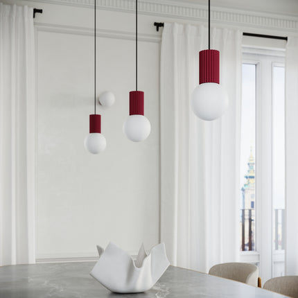 Suspension Halo 1 bordeaux en enfilade au-dessus d'un plan de travail