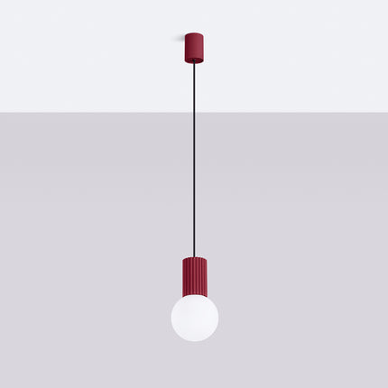 Suspension Halo 1 bordeaux vue de face, globe en verre opalin et cylindre aluminium nervuré